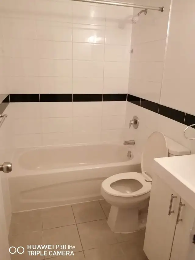 We're looking for Roommates for our 2 BedRoom Apt near York Uni. - Photo 2