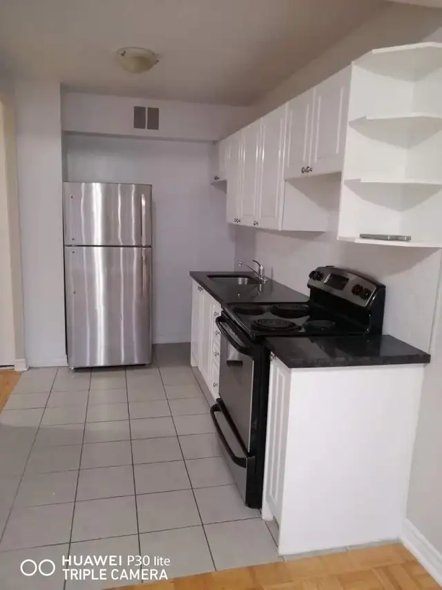 We're looking for Roommates for our 2 BedRoom Apt near York Uni. - Photo 3