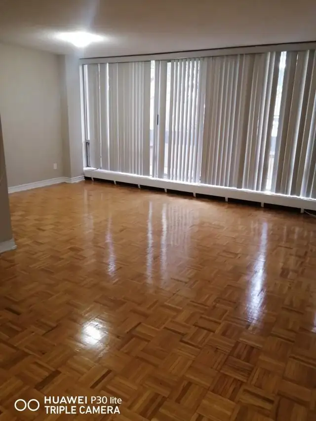 We're looking for Roommates for our 2 BedRoom Apt near York Uni. - Photo 4