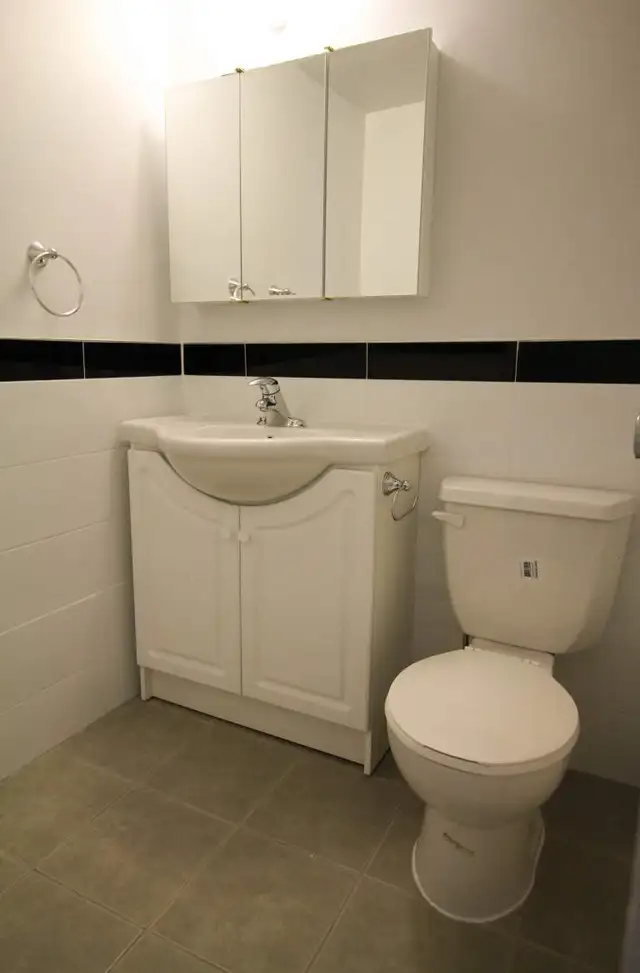 We're looking for Roommates for our 2 BedRoom Apt near York Uni. - Photo 6