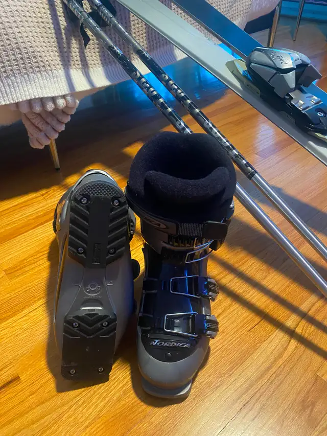 153 cm K2 downhill skis with Women's size 7 Boots & 110 cm Poles - Photo 2