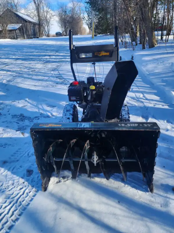Yardworks 29" 10.5 hp snowblower - Photo 2