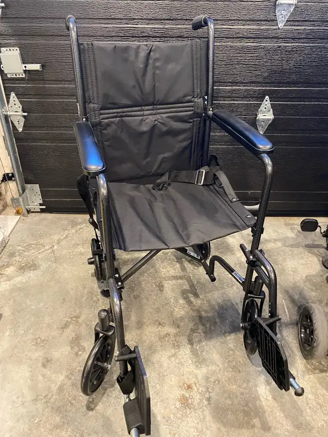 450-271-7382 | NEUVE | Chaise roulante DRIVE