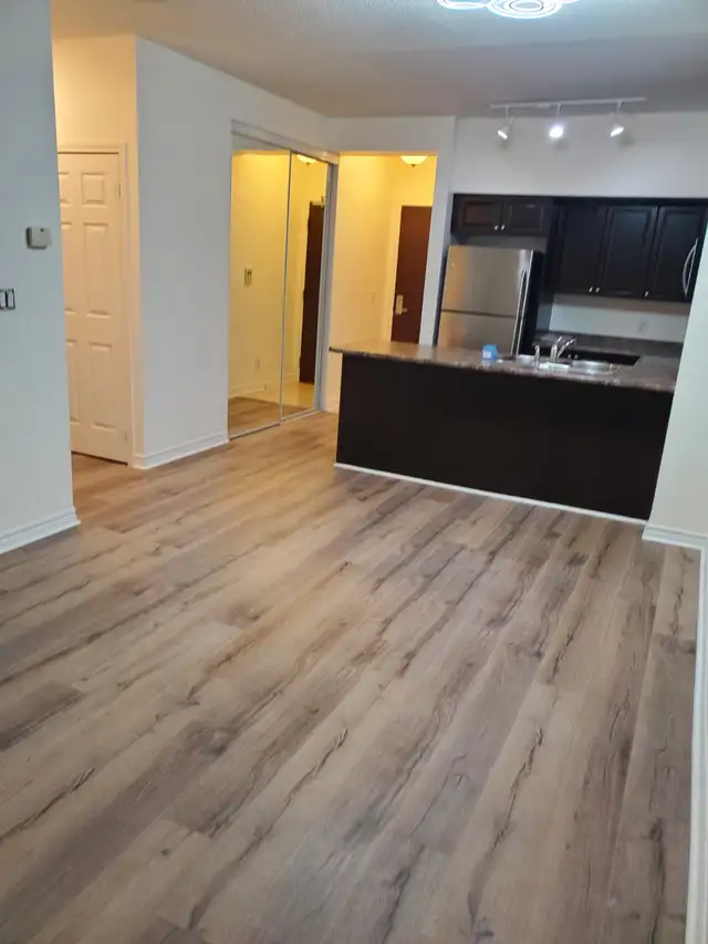 2 Bedroom Condo for rent square one - Photo 2