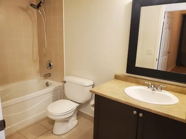 2 Bedroom Condo for rent square one - Photo 7