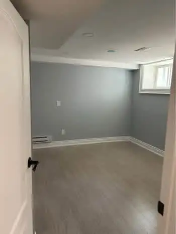 Basement appartment near high park - Photo 2