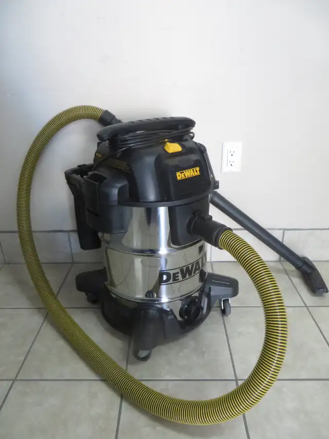 DE WALT WET/DRY VACUUM