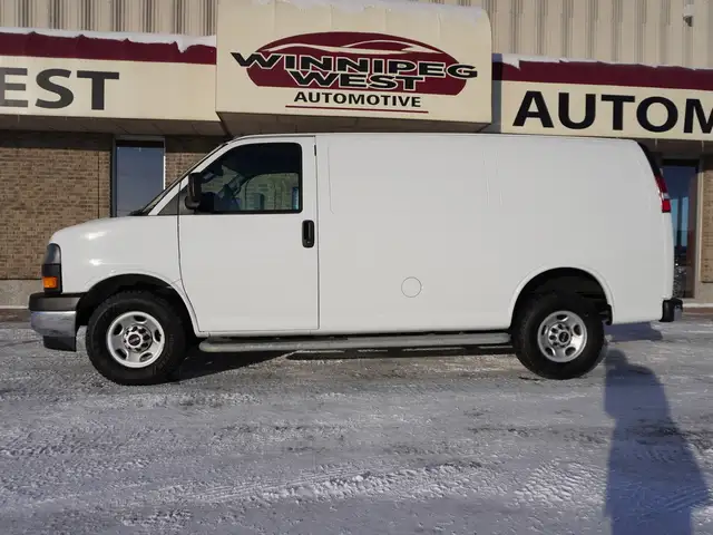 2023 GMC Savana Cargo Van CARGO VAN STILL LIKE NEW VERY LOW KMS! - Photo 2