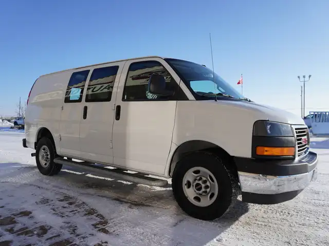 2023 GMC Savana Cargo Van CARGO VAN STILL LIKE NEW VERY LOW KMS! - Photo 7