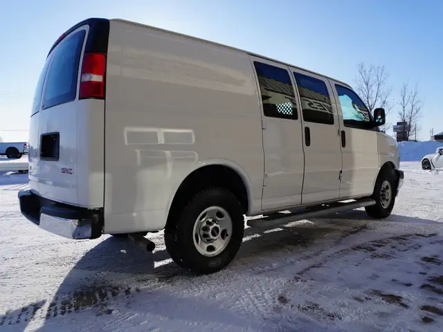 2023 GMC Savana Cargo Van CARGO VAN STILL LIKE NEW VERY LOW KMS! - Photo 9