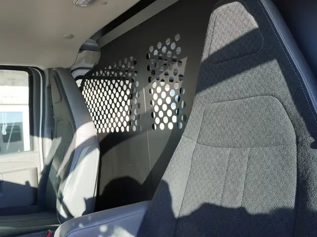 2023 GMC Savana Cargo Van CARGO VAN STILL LIKE NEW VERY LOW KMS! - Photo 17