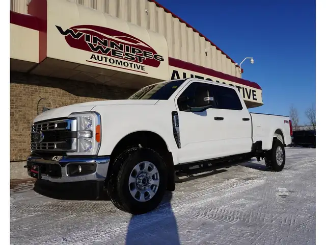 2023 Ford F-350 XLT PREMIUM VERY CLEAN AND LOW KMS! - Photo 2
