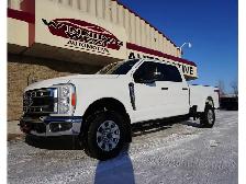 2023 Ford F-350 XLT PREMIUM VERY CLEAN AND LOW KMS! - Photo 2
