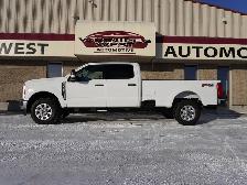 2023 Ford F-350 XLT PREMIUM VERY CLEAN AND LOW KMS! - Photo 4