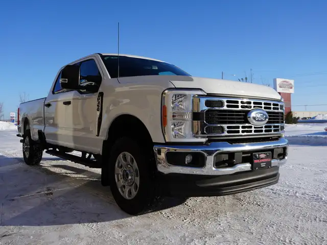 2023 Ford F-350 XLT PREMIUM VERY CLEAN AND LOW KMS! - Photo 9