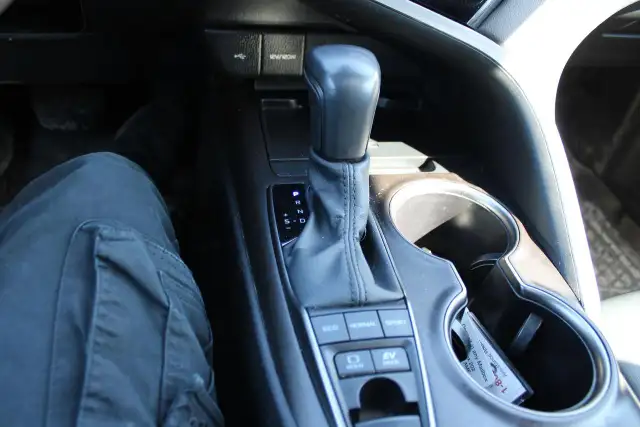 2024 Toyota Camry Hybrid SE Auto - Photo 10