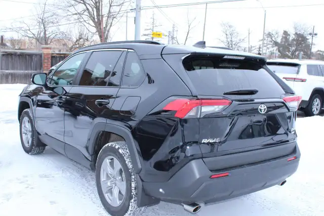 2025 Toyota RAV4 XLE - Photo 7