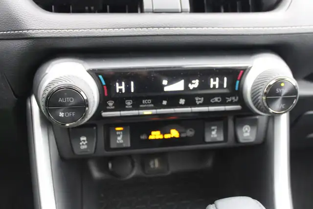 2025 Toyota RAV4 XLE - Photo 10