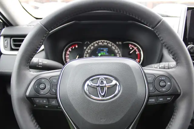 2025 Toyota RAV4 XLE - Photo 12