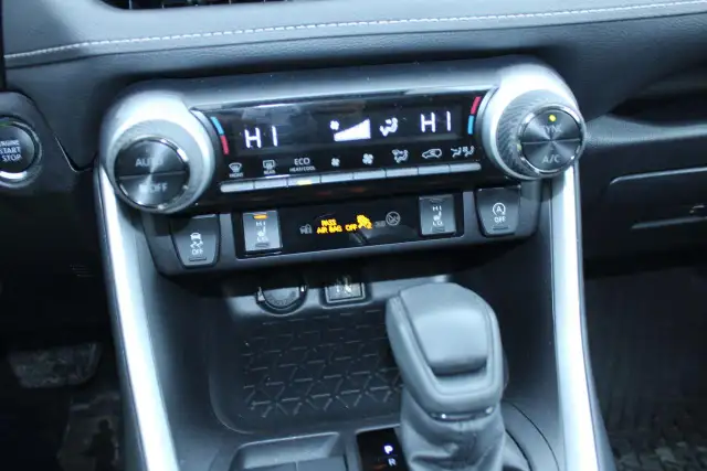 2025 Toyota RAV4 XLE - Photo 13