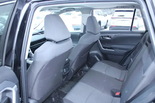 2025 Toyota RAV4 XLE - Photo 14