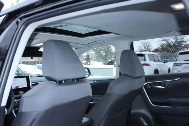 2025 Toyota RAV4 XLE - Photo 15