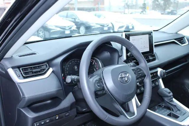 2025 Toyota RAV4 XLE - Photo 16