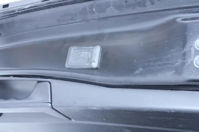 2025 Toyota RAV4 XLE - Photo 17