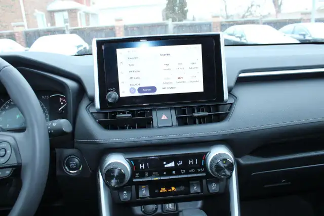 2025 Toyota RAV4 XLE - Photo 18