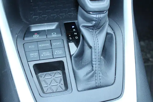 2025 Toyota RAV4 XLE - Photo 19