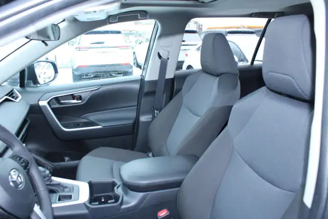 2025 Toyota RAV4 XLE - Photo 22