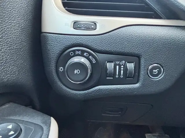 2017 Jeep Cherokee Limited 4WD • 3.2L • Luxury Package • Leather - Photo 13