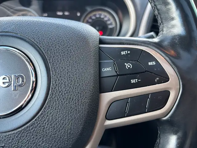 2017 Jeep Cherokee Limited 4WD • 3.2L • Luxury Package • Leather - Photo 16