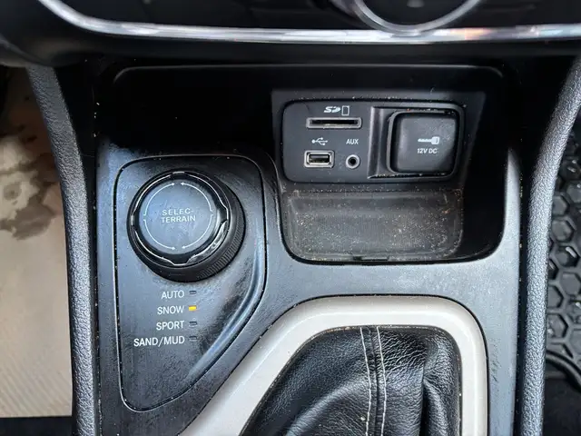 2017 Jeep Cherokee Limited 4WD • 3.2L • Luxury Package • Leather - Photo 23