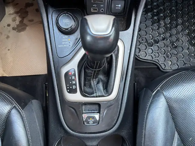 2017 Jeep Cherokee Limited 4WD • 3.2L • Luxury Package • Leather - Photo 24