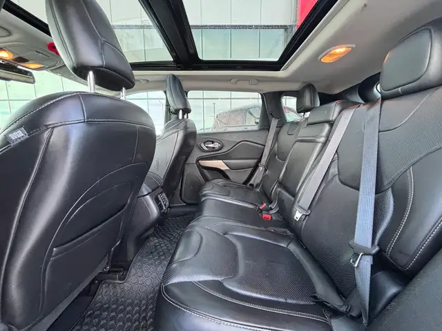 2017 Jeep Cherokee Limited 4WD • 3.2L • Luxury Package • Leather - Photo 25