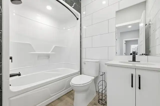 Stunning Two Bedroom Two Bathroom - Photo 7