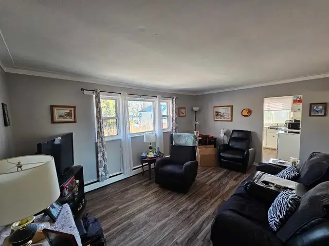 3-Bedroom Top-Floor Apartment – Available May 1st - Photo 4