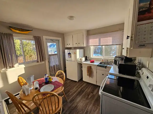 3-Bedroom Top-Floor Apartment – Available May 1st - Photo 5