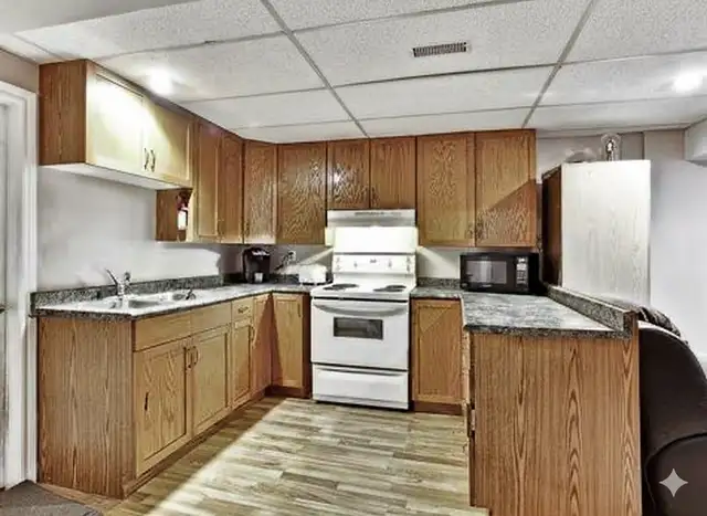 Legal Private Apartment -  1 Bed   Den - Green Space - Photo 3