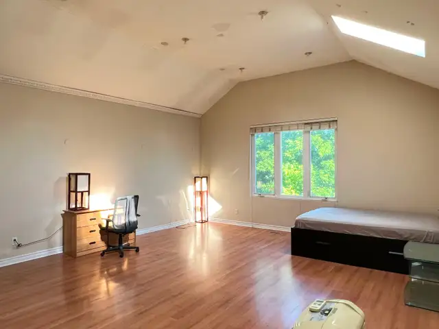 Available Now - Private Bachelor Apartment for Rent in Thornhill