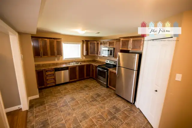 Large Three Bedroom Ground Level Apartment - Kenmount Terrace - Photo 4