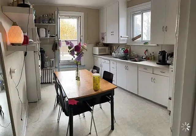 235 Collingwood unit 2 3 female Queens students - Photo 10