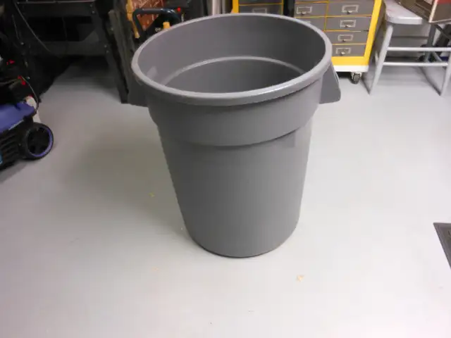 2631 RUBBERMAID BRUTE 32 GALLON CONTAINER