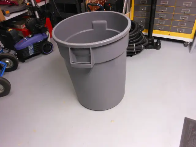 2631 RUBBERMAID BRUTE 32 GALLON CONTAINER - Photo 2