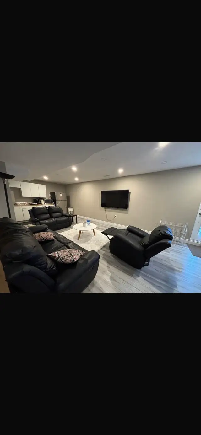 Walkout one bedroom basment apartment - Photo 2