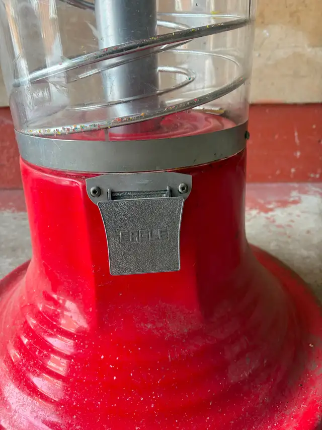 Classic Beaver Gumball Machinea - Photo 2