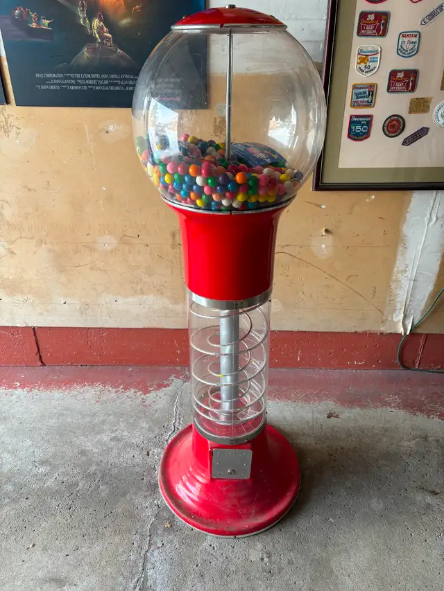 Classic Beaver Gumball Machinea - Photo 6