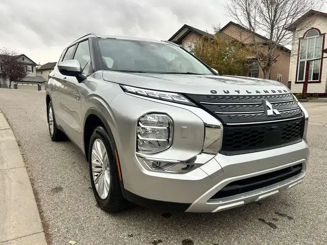 2024 Mitsubishi Outlander Plug-In LE S-AWC - Photo 2