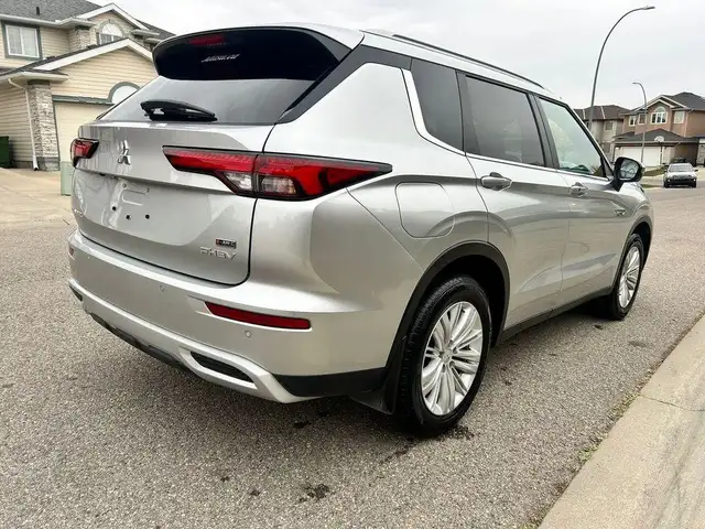 2024 Mitsubishi Outlander Plug-In LE S-AWC - Photo 3
